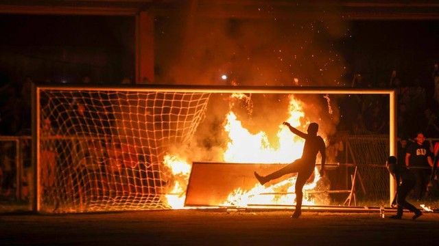 Persiraja Aceh Vs PSMS Medan Ditunda Karena Lampu Padam: Penonton Bakar ...