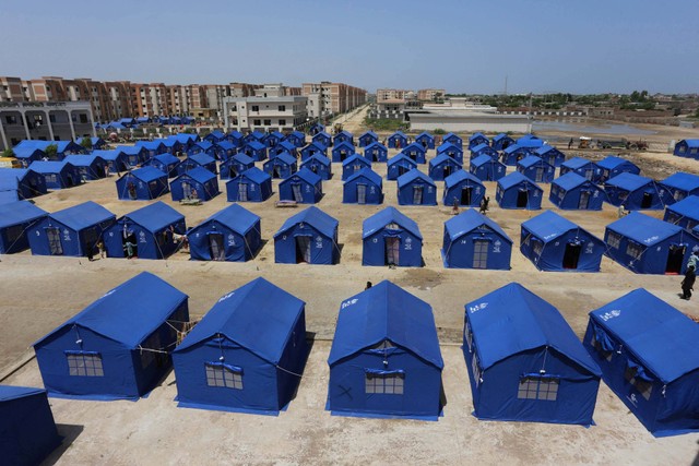 Sejumlah warga korban banjir mulai menempati tenda di sebuah kamp darurat di Hyderabad, Sindh, Senin (5/9/2022). Foto: Akram Shahid/AFP
