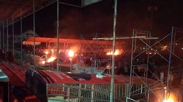 Kondisi Stadion H Dimurthala Lampineung Banda Aceh saat dibakar massa setelah laga Persiraja Banda Aceh vs PSMS Medan batal karena lampu stadion mati, di Banda Aceh, Senin malam (5/9/2022). Foto: Rahmat Fajri/Antara