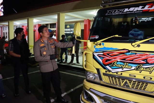 Dari lokasi, polisi mengamankan satu buah Truck Box yang digunakan untuk membeli solar subsidi kemudian solar subsidi ini ditampung di beberapa drum. (Tomi Indra)