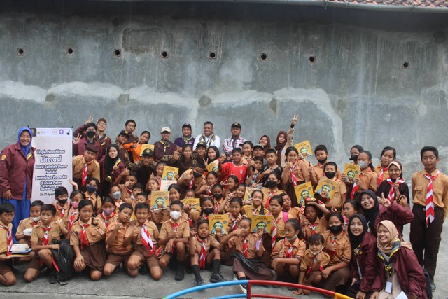 Foto bersama setelah kegiatan Ular Tangga Edukatif seluruh Tim Universitas Indonesia, DKR Kecamatan Gerokgak dan siswa-siswi SDN 3 Patas (Dokumentasi Pribadi)