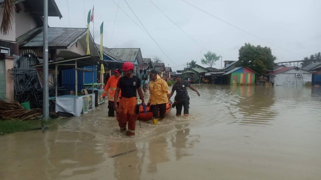 Suasana banjir di Kelurahan Baru, Kecamatan Palu Barat, Kota Palu, Sulawesi Tengah, Selasa, 6 September 2022. Foto: Tim PaluPoso