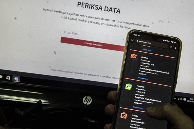 Seorang karyawan menunjukkan jumlah kebocoran data di internet melalui situs web www.periksadata.com di Jakarta, Senin (5/9/2022). Foto: ANTARA FOTO/Muhammad Adimaja