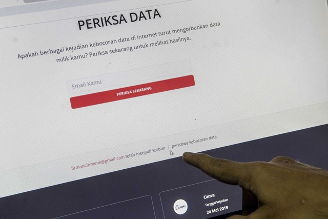 Seorang karyawan menunjukkan jumlah kebocoran data di internet melalui situs web www.periksadata.com di Jakarta, Senin (5/9/2022). Foto: ANTARA FOTO/Muhammad Adimaja