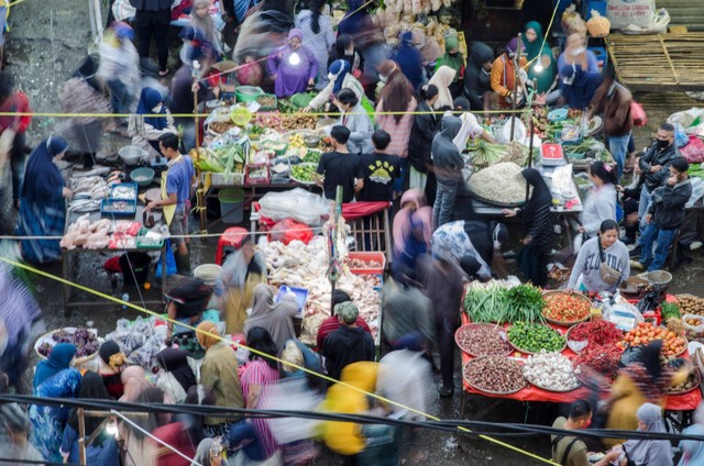 Pedagang melayani pembeli di Pasar Tradisional Kiaracondong, Bandung, Jawa Barat, Minggu (1/5/2022). Foto: Novrian Arbi/ANTARA FOTO.