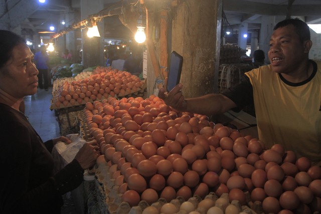 Pedagang telur ayam melayani pembeli di Pasar Kasih, Naikoten Kota Kupang, NTT, Selasa (6/9/2022). Foto: ANTARA FOTO/Kornelis Kaha