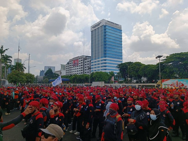 Massa Aksi dari elemen buruh tiba di depan Gedung DPR, Jakarta, Selasa (6/9/2022). Foto: Zamachsyari/kumparan