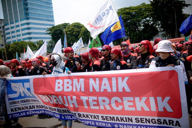 Massa dari berbagai organisasi buruh berunjuk rasa di depan gedung DPR RI, Jakarta, Selasa (6/9/2022). Foto: Jamal Ramadhan/kumparan