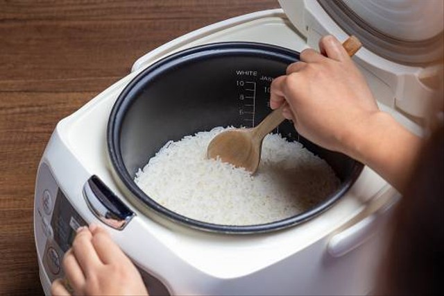 Ilustrasi memasak nasi menggunakan rice cooker. Foto: Unsplash.com