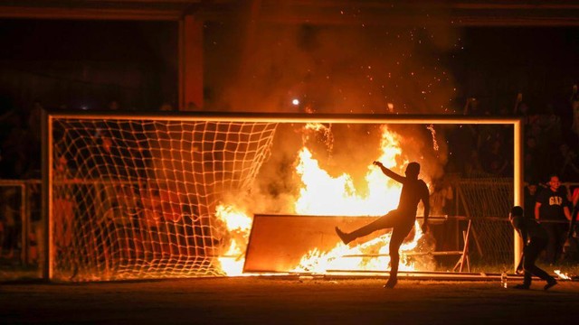 Penonton membakar jaring gawang di Stadion H Dimurthala Banda Aceh. Foto: Suparta/acehkini 