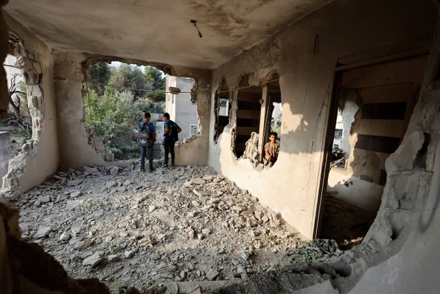 Rumah yang diledakan Israel. Foto: Raneen Sawafta/Reuters