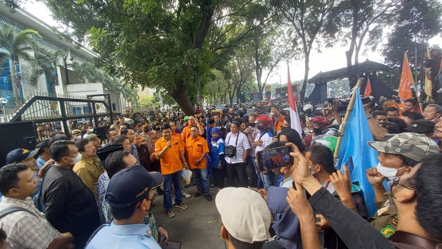 Mahasiswa Dan Pebetor Demo Di Medan, Tolak Kenaikan BBM | Kumparan.com