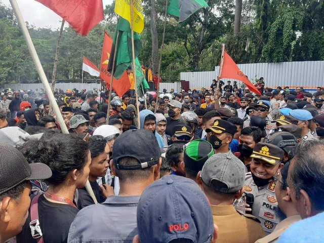 Pihak kepolisian mencoba menangkan massa aksi yang berusaha masuk ke gedung DPRD Sultra. Foto: Dok kendarinesia.