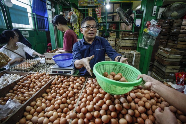 Pedagang telur ayam melayani pembeli di Pasar Cibinong, Kabupaten Bogor, Jawa Barat, Selasa (6/9/2022).  Foto: Yulius Satria Wijaya/Antara Foto