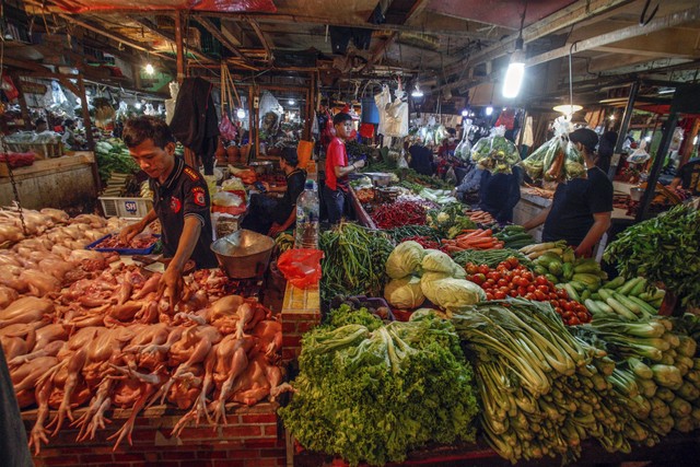 Pedagang ayam potong dan sayur mayur melayani pembeli di Pasar Cibinong, Kabupaten Bogor, Jawa Barat, Selasa (6/9/2022). Foto: Yulius Satria Wijaya/Antara Foto
