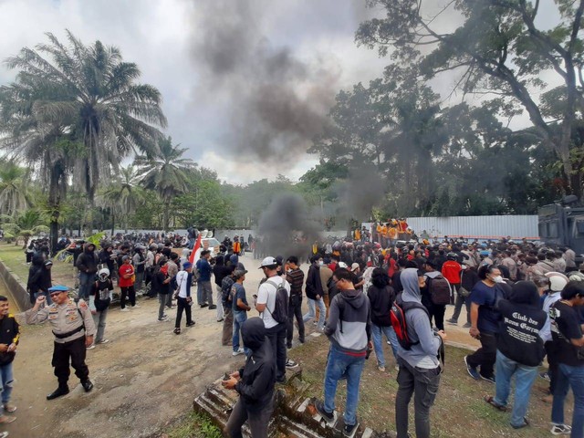 Pihak kepolisian mencoba menangkan massa aksi yang berusaha masuk ke gedung DPRD Sultra. Foto: Dok kendarinesia.