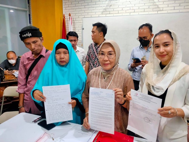 Siti Soimah bersama penasihat hukum, Titis Rachmawati saat menunjukkan surat keterangan kematian dari RS Yasyfin Darussalam Gontor. Abdulah Toriq/Urban Id)