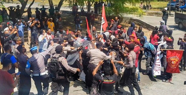 Keterangan foto:Kericuhan antara mahasiswa yang berdemo dengan barikade polisi yang berjaga di Kantor DPRD Sikka, Selasa (6/09) siang. Foto:Mario WP Sina.
