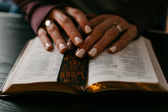 https://unsplash.com/@kellysikkema - jadwal ibadah tiberias bitung