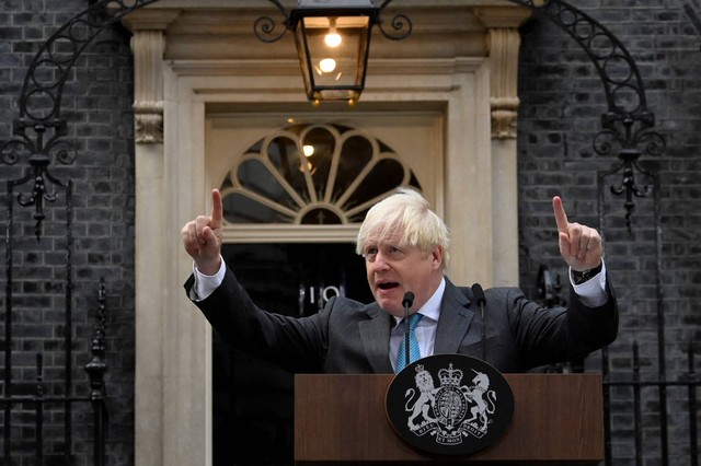 Perdana Menteri Inggris Boris Johnson menyampaikan pidato pada hari terakhirnya menjabat, di luar Downing Street, di London Inggris, Selasa (6/9/2022).  Foto: Toby Melville/REUTERS