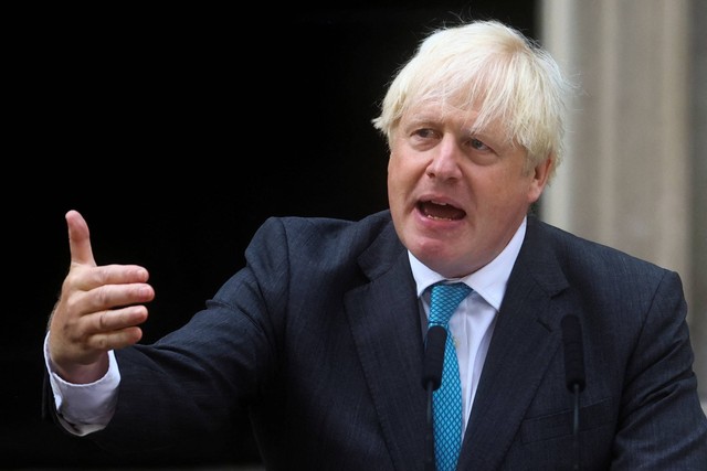 Perdana Menteri Inggris Boris Johnson menyampaikan pidato pada hari terakhirnya menjabat, di luar Downing Street, di London Inggris, Selasa (6/9/2022).  Foto: Hannah McKay/REUTERS