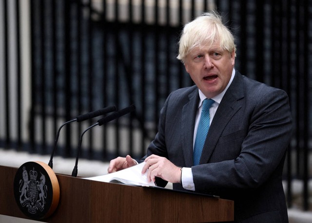 Perdana Menteri Inggris Boris Johnson menyampaikan pidato pada hari terakhirnya menjabat, di luar Downing Street, di London Inggris, Selasa (6/9/2022).  Foto: Henry Nicholls/REUTERS