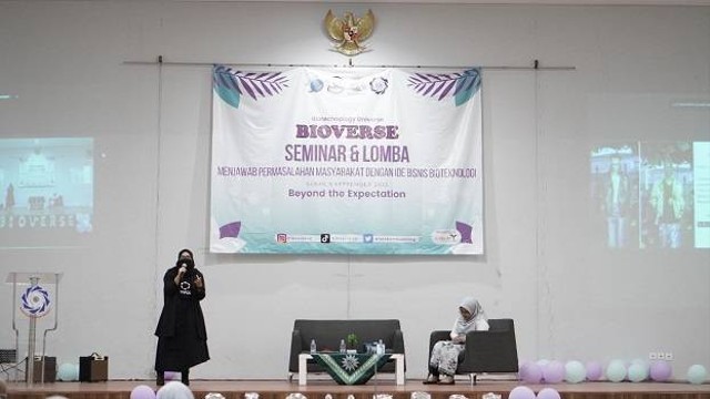 Suasana acara seminar dalam Bioverse atau Biotechnology Universe.*** (Foto: Dok Promosi & Penerimaan Mahasiswa Baru UM Bandung).