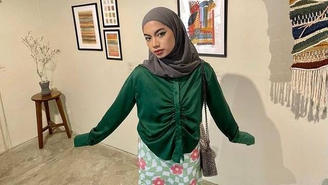 Ilustrasi referensi outfit warna hijau untuk hijabers. Foto: Instagram.com/adiva.selsa