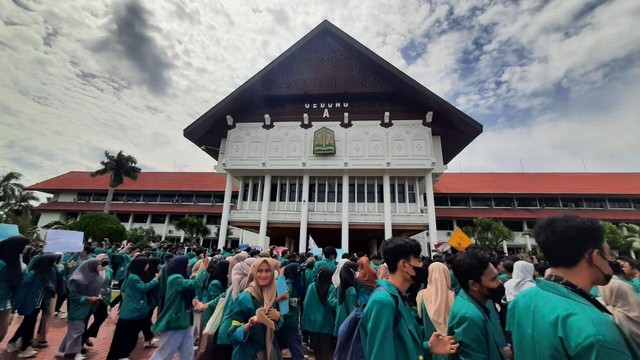 Demonstrasi menolak kenaikan harga bahan bakar minyak (BBM) berlanjut di hari kedua, Selasa (6/9) di depan Kantor Gubernur Aceh. Foto: Habil Razali/acehkini