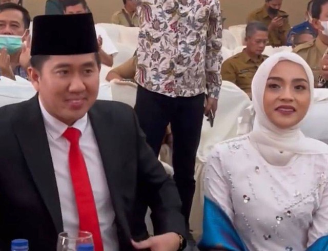 Ahmad Usmarwi Kaffah bersama istrinya. (ist)