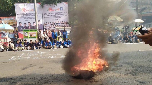 Mahasiswa Bandung mulai bakar ban di depan Kantor DPRD Jabar pada Selasa (6/9/2022).  Foto: Rachmadi Rasyad/kumparan