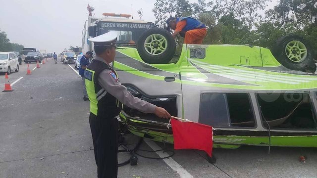 Petugas melakukan olah TKP lokasi kecelakaan di jalan tol Pandaan-Malang KM 83