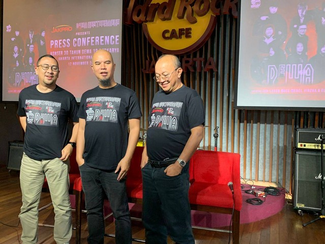 Ahmad Dhani, dirut Jakpro, Widi Amanasto, dan CEO Redline Kreasindo, Rionaldo Liputo dalam acara konferensi pers rangakaian konser tur 30 kota Dewa 19 di Hard Rock cafe, Jakarta (6/9/2022). Foto: Luthfi Humam/kumparan