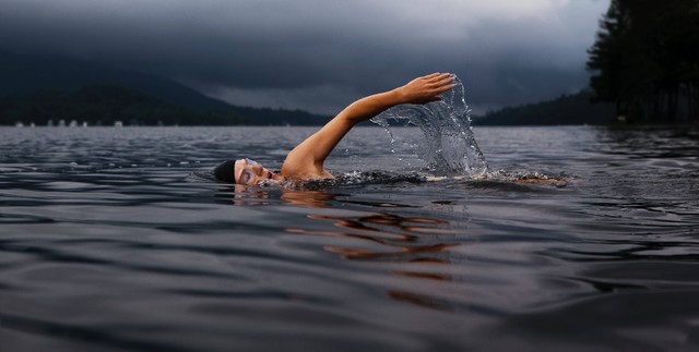 Ilustrasi gaya bebas saat berenang, Foto: unsplash