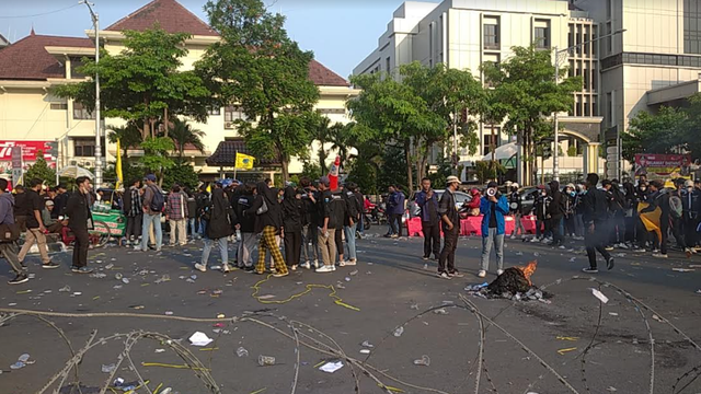 Ratusan mahasiwa yang berunjuk rasa di depan kantor Gubernur Jawa Tengah berangsur membubarkan diri. Intan Alliva/kumparan