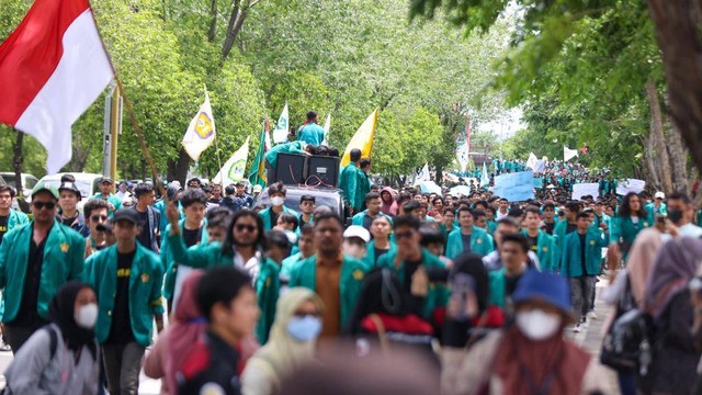 Demonstrasi mahasiswa menolak kenaikan harga BBM di depan kantor gubernur Aceh, Selasa (6/9/2022). Foto: acehkini