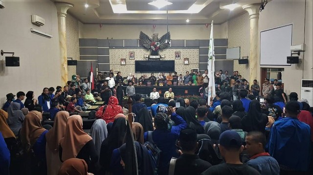 Ratusan mahasiswa Universitas Muhammadiyah Gorontalo (UMGO) menduduki ruang paripurna DPRD Kabupaten Gorontalo. Selasa, (6/9). Foto: Dok banthayo