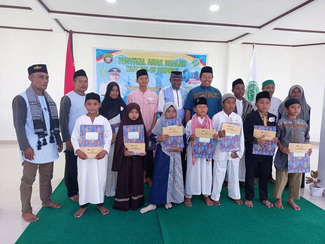 Foto bersama pengurus DPD BKPRMI Kaimana denga peserta lomba Festival Anak Shaleh. Foto istimewa