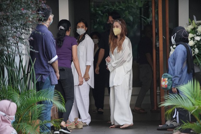 Istri almarhum Reza Gunawan, Dewi Lestari, saat ditemui di rumah duka di kawasan BSD, Tangerang Selatan, Selasa, (6/9/2022). Foto: Ronny