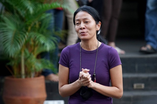 Istri almarhum Reza Gunawan, Dewi Lestari, saat ditemui di rumah duka di kawasan BSD, Tangerang Selatan, Selasa, (6/9/2022). Foto: Ronny