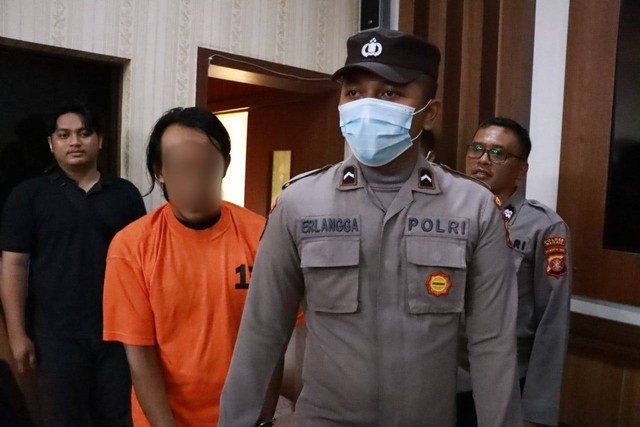 Polisi bawa pelaku pencabulan terhadap balita di Berau, Kalimantan Timur, Selasa (6/9/2022), Foto: Dok. Istimewa