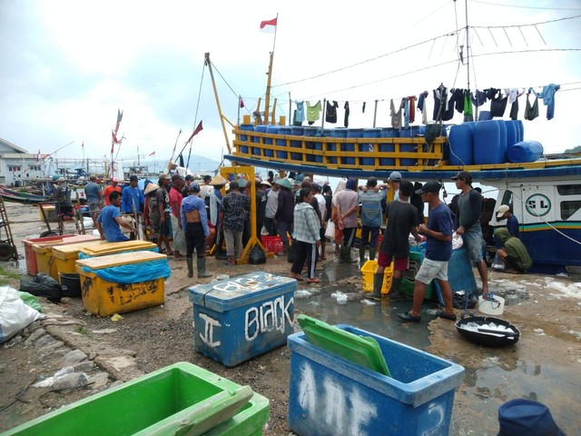 Para nelayan di Tempat Pelelangan Ikan (TPI) Lempasing, Teluk Betung Timur. | Foto: Sinta Yuliana/Lampung Geh