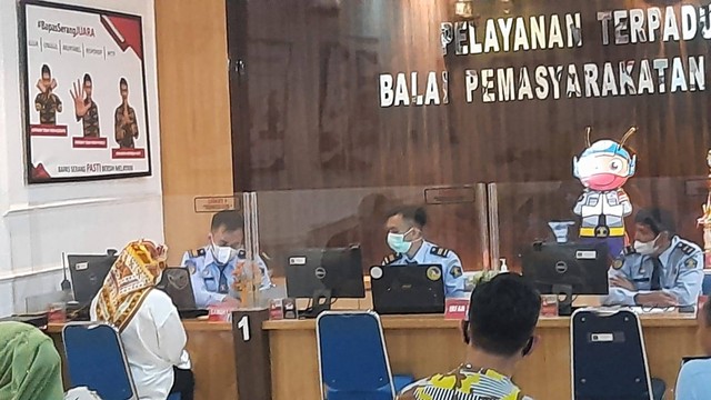 Mantan Gubernur Banten Ratu Atut Chosiyah tiba di kantor Balai Pemasyarakat (Bapas) Serang, Selasa (6/9/2022). Foto: Dok. Istimewa