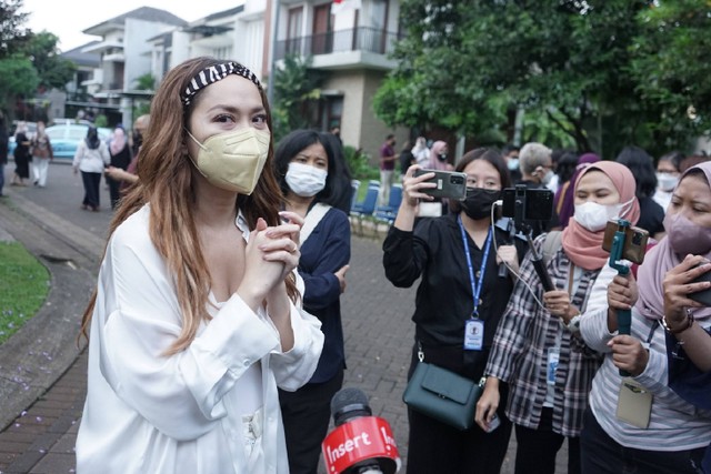 Penyanyi Bunga Citra Lestari (BCL) saat melayat ke rumah duka almarhum Reza Gunawan di BSD, Tangerang Selatan, Selasa, (6/9/2022). Foto: Caroline Pramantie/kumparan