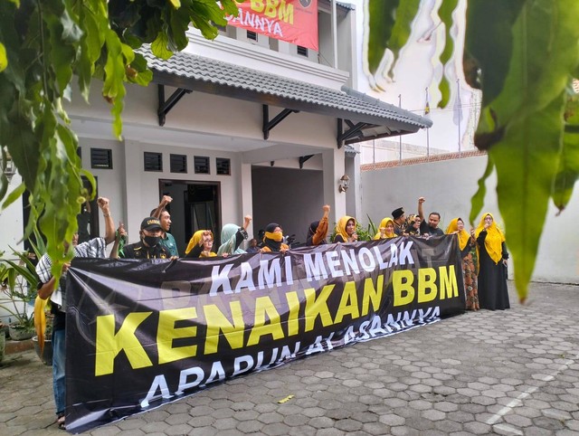 Dewan Pengurus Wilayah (DPW) Partai Ummat DIY bentangkan spanduk penolakan kenaikan harga BBM, Selasa (6/9/2022). Foto: Erfanto/Tugu Jogja 