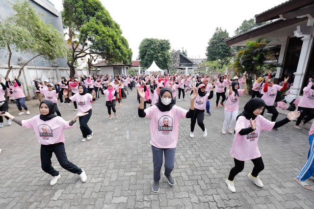 Relawan Srikandi Ganjar menggelar acara Zumba Party dan Color Run di Gedung Puri Dwipari, Kelurahan Wirogunan, Kec. Mergangsan, Yogyakarta, Selasa (6/9/2022). Foto: Dok. Istimewa