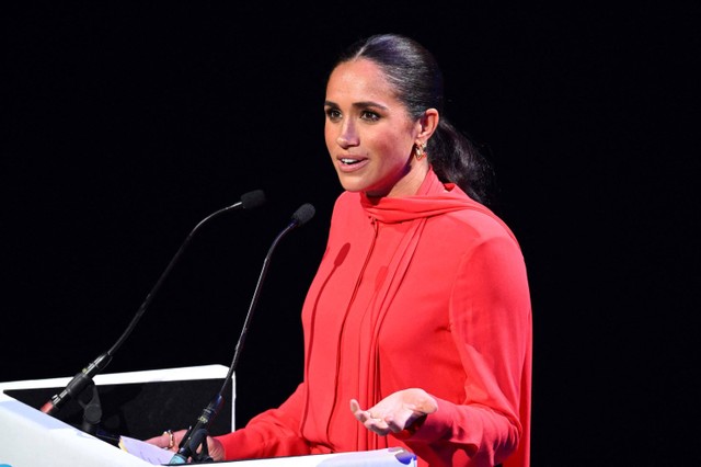 Gaya Meghan Markle di One Young World Summit 2022.
 Foto: Oli SCARFF / AFP