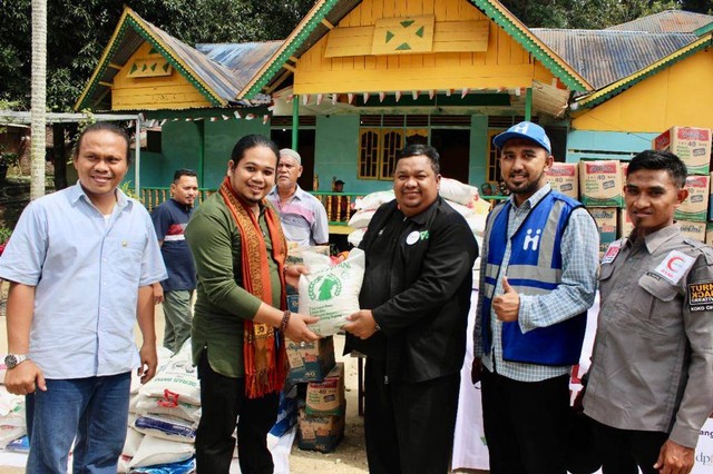 Dompet Dhuafa Waspada bersama Forum Zakat (FOZ) Sumatera Utara ikut serta dalam membantu warga terdampak kebakaran di Desa Telaga Said, Kecamatan Sei Lepan, Kabupaten Langkat Sumatera Utara, Selasa ini (6/9/2022). (Dok Dompet Dhuafa)