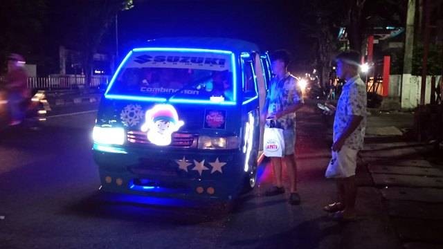 Kendaraan mikrolet di Kota Manado yang bersolek menggunakan hiasan natal