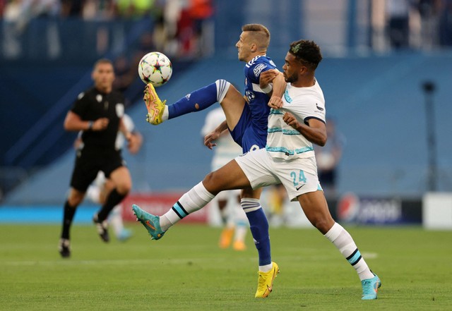 Dinamo Zagreb's Mislav Orsic duels with Chelsea's Reece James during the match at Maksimir Stadium, Zagreb, Croatia, Tuesday (6/9/2022).  Photo: Antonio Bronic/Reuters